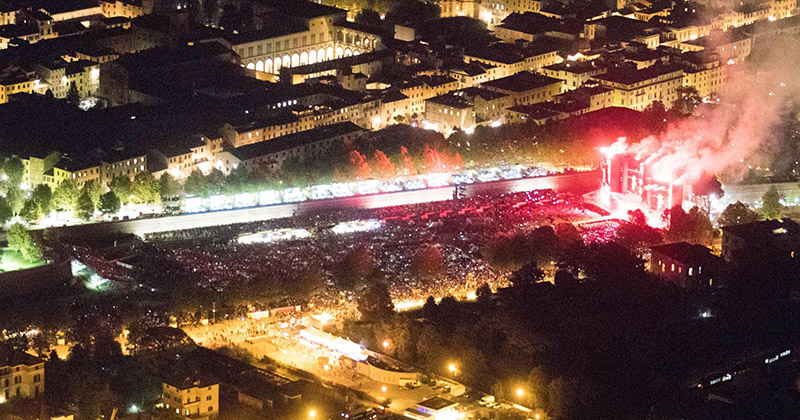 Una veduta aerea dall'elicottero della Polizia di Stato durante il concerto dei Rolling Stones a Lucca, (ANSA/MASSIMO SESTINI/POLIZIA DI STATO)