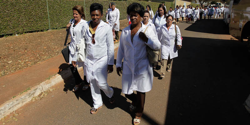Un gruppo di medici cubani membri del programma Mais Médicos all'Università di Brasilia, il 26 agosto 2013, per un periodo di formazione sul sistema sanitario brasiliano e un corso di portoghese (AP Photo/Eraldo Peres)