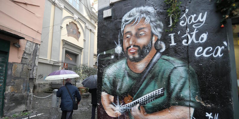 Un murales dedicato a Pino Daniele nel centro di Napoli (LaPresse)