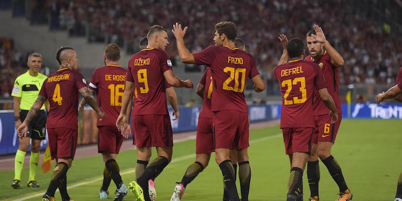 I giocatori della Roma esultano insieme dopo il gol di Dzeko contro l'Inter (LaPresse)