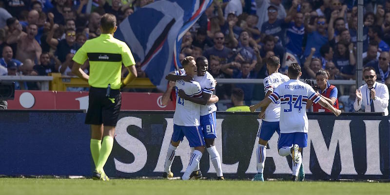 Duvan Zapata festeggia con i compagni il gol al Torino (LaPresse)