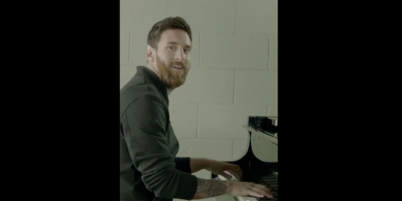 Il video di Lionel Messi che suona l’inno della Champions League