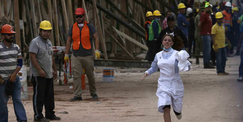 Un'infermiera tra i soccorritori della scuola Enrique Rebsamen a Città del Messico, 20 settembre 2017
(AP Photo/Marco Ugarte)