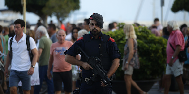 Un agente dei Mossos d'Esquadra a Cambrils, in Catalogna, Spagna (AP Photo/Manu Fernandez)