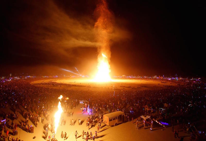La cerimonia di chiusura del Burning Man, con l'incendio di The Man, l'alta effigie in legno al centro del festival, che si tiene nel Deserto del Nevada, 2 settembre 2017
(REUTERS/Jim Urquhart/Lapresse)