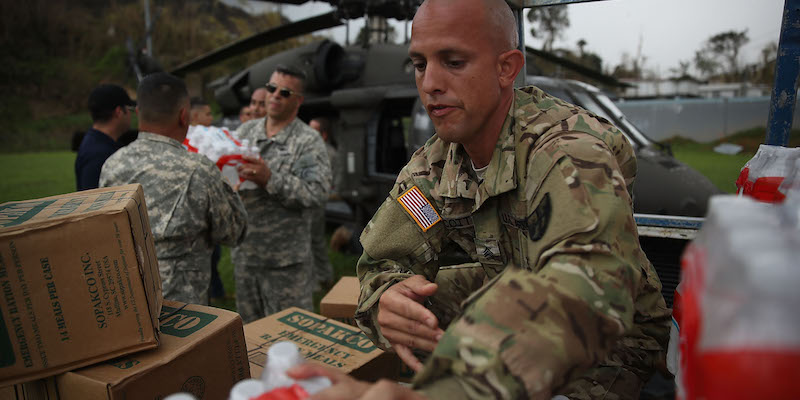 Il sergente Angel Cotton e altri membri della Guardia Nazionale di Porto Rico portano cibo e acqua alle persone colpite dall'uragano Maria, il 29 settembre 2017, a Lares (Joe Raedle/Getty Images)