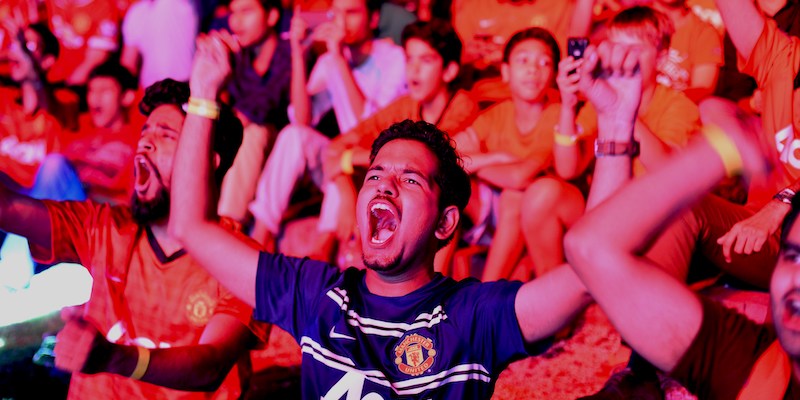 Tifosi indonesiani del Manchester United guardano una partita di Premier League in un locale di Giacarta (Chandan Khanna/AFP/Getty Images)