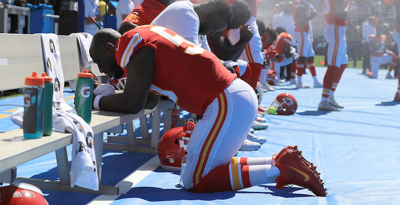 Justin Houston dei Kansas City Chiefs inginocchiato durante l'inno nazionale prima della partita contro i Los Angeles Chargers 
(Photo by Sean M. Haffey/Getty Images)