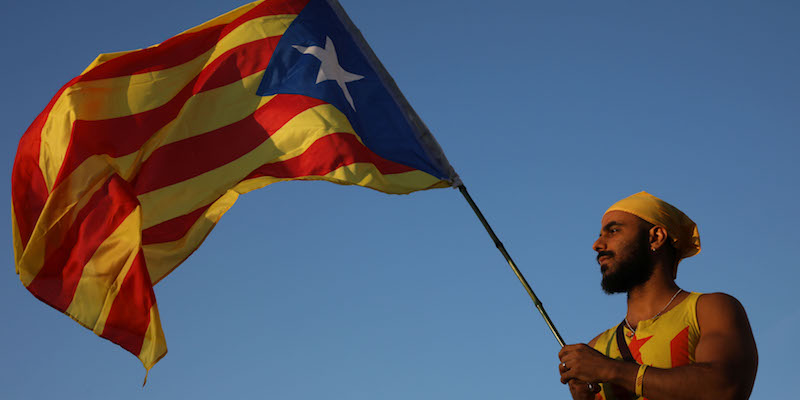 Un manifestante con una bandiera catalana durante un corteo a Plaza de España a Barcellona, il 29 settembre 2017 (Dan Kitwood/Getty Images)