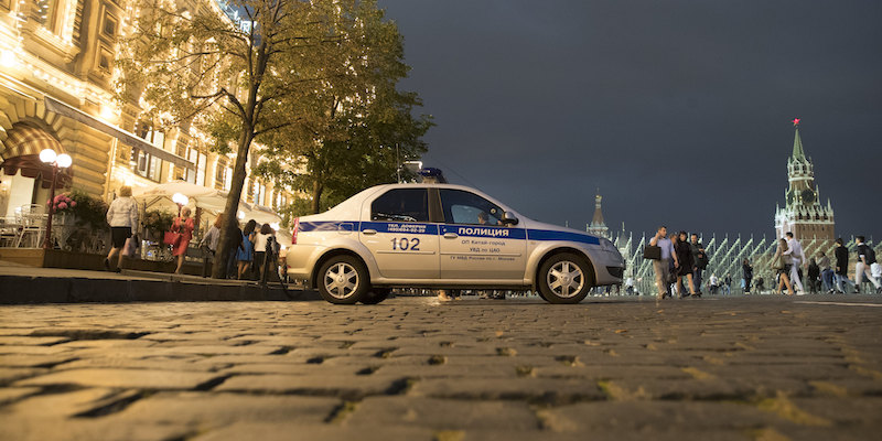 Una macchina della polizia fuori da un centro commerciale di Mosca (AP Photo/Pavel Golovkin)