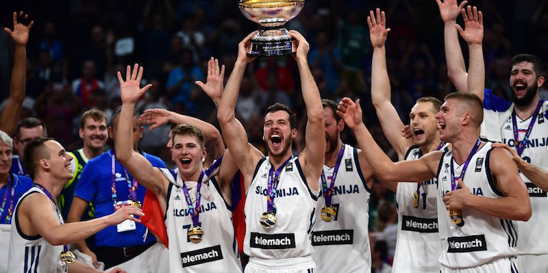 Goran Dragic solleva il trofeo dopo la vittoria della nazionale slovena agli Europei di basket (OZAN KOSE/AFP/Getty Images)