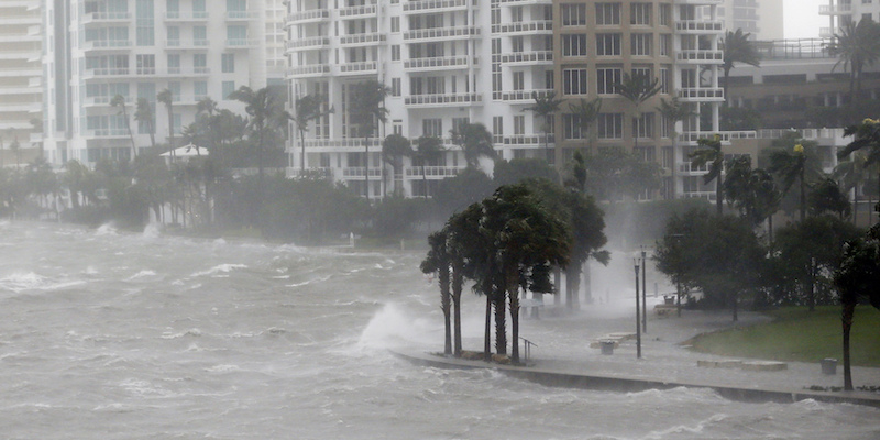 Le onde sulla passeggiata di Biscayne Bay, a Miami
(AP Photo/Wilfredo Lee)