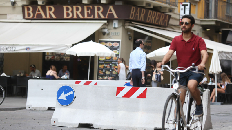 Un ciclista in via Brera a Milano. (LaPresse - Stefano Porta)