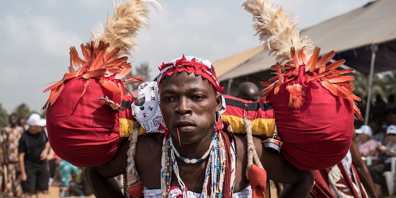 Un credente di religione Voodoo durante una cerimonia all'annuale festival Voodoo di Ouidah, in Benin, il 10 gennaio 2017 (STEFAN HEUNIS/AFP/Getty Images)