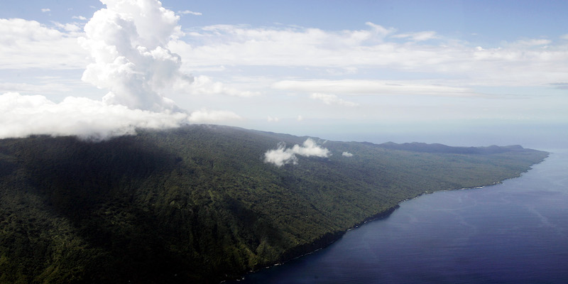 Una colonna di vapore emerge dal lago Vui, che si trova nel cratere del vulcano Manaro, sull'isola di Vanuatu Ambae, l'8 dicembre 2005 (AP Photo/Rick Rycroft)