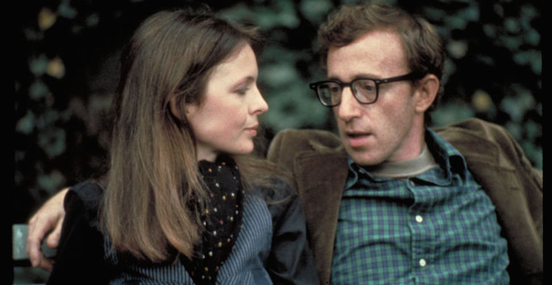 Una scena di Io e Annie, con Woody Allen in giacca di velluto a coste