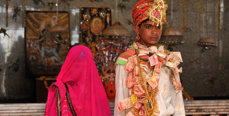 Due ragazzini di 12 e 14 anni il giorno del loro matrimonio, nonostante la legge indiana vieti i matrimoni tra minori: le donne devono avere almeno 18 anni, gli uomini 21, in una foto del 2011
(AP Photo/Prakash Hatvalne)