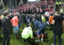 Durante la partita di calcio Amiens-Lille è crollata una ringhiera dello stadio, provocando diversi feriti