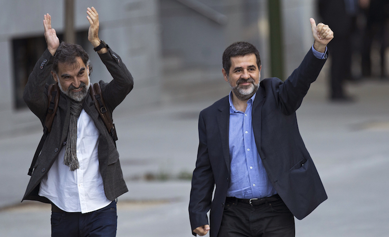 Jordi Cuixart, presidente di Omnium, e Jordi Sanchez, presidente dell'Assemblea Nazionale Catalana
(AP Photo/Francisco Seco)