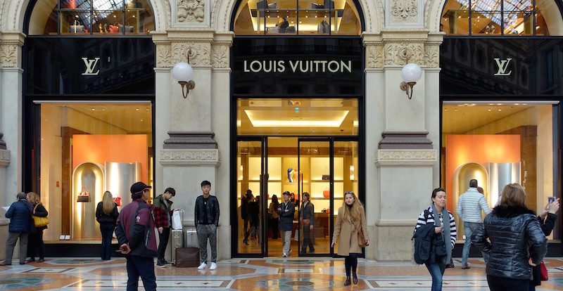 Il negozio di Louis Vuitton, controllato da LVMH, in Galleria Vittorio Emanuele II a Milano (Daniel Kalker/picture-alliance/dpa/AP Images)