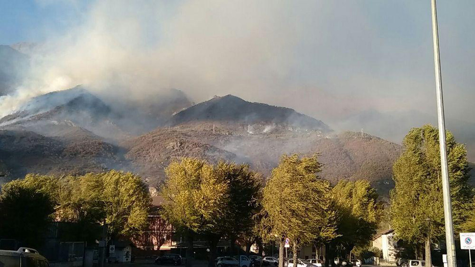 Un incendio a Bussoleno, in Valle di Susa, nella frazione Campo Benetton. Le fiamme hanno raggiunto i 1.900 metri di quota, bruciando un centinaio di ettari di vegetazione, 22 ottobre 2017. 
(ANSA Foto)