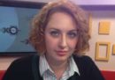 Una giornalista radiofonica russa critica di Putin è stata pugnalata al collo nel suo studio di Mosca