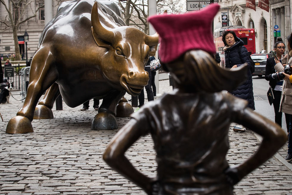 La statua della Fearless Girl davanti a Wall Street, New York, 8 marzo 2017
(Drew Angerer/Getty Images)