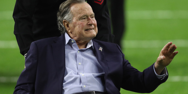 L'ex presidente degli Stati Uniti George H.W. Bush nello stadio NRG Stadium di Houston, in Texas, il 5 febbraio 2017 (Patrick Smith/Getty Images)
