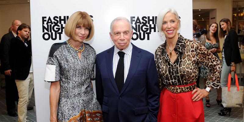 Si Newhouse nel 2011 tra Anna Wintour e Linda Fargo (GettyImages)
