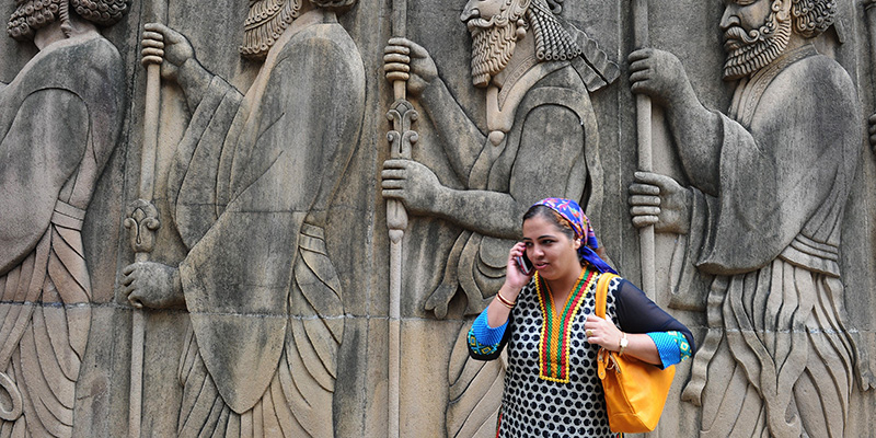 Una donna Parsi davanti a un tempio di Mumbai, 18 agosto 2014
(INDRANIL MUKHERJEE/AFP/Getty Images)