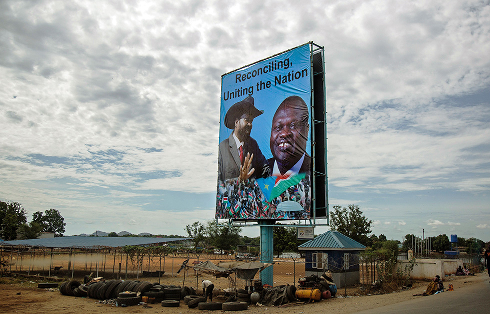 Un manifesto mostra le foto del presidente Salva Kiir e del capo di ribelli Riek Machar a Juba, in Sud Sudan (GONZALEZ FARRAN/AFP/Getty Images)