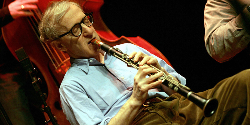 Woody Allen suona il clarinetto con la sua New Orleans Jazz Band, Istanbul, 29 dicembre 2005
(MUSTAFA OZER/AFP/Getty Images)