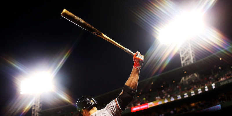 Chris Davis, battitore dei Baltimore Orioles, si scalda durante la partita contro i Boston Red Sox (Adam Glanzman/Getty Images)