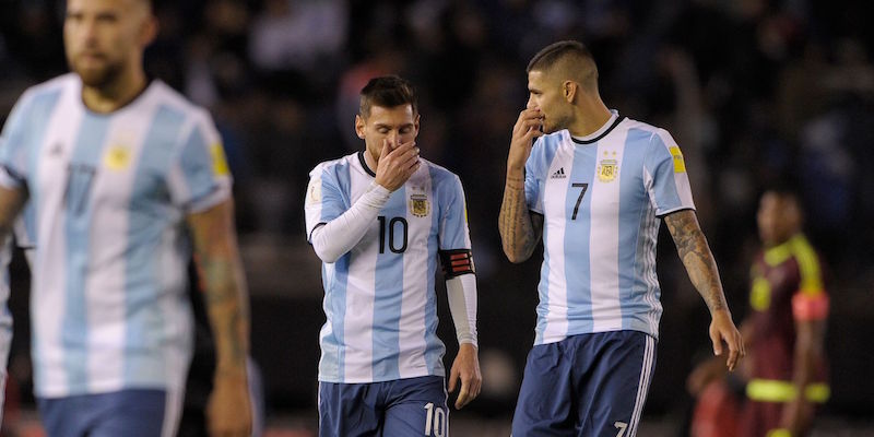 Lionel Messi e Mauro Icardi al termine di Venezuela-Argentina (ALEJANDRO PAGNI/AFP/Getty Images)