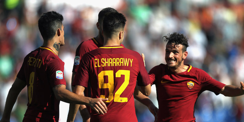 Stephan El Shaarawy con i compagni di squadra della Roma dopo un gol segnato all'Udinese (Paolo Bruno/Getty Images)