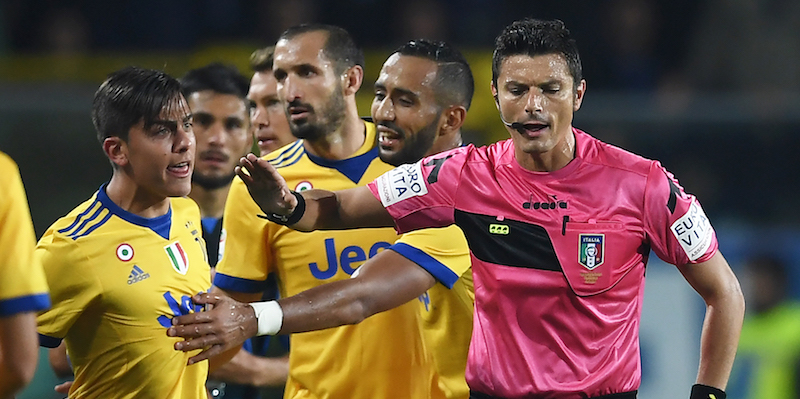 Paulo Dybala discute animatamente con l'arbitro durante Atalanta-Juventus (MARCO BERTORELLO/AFP/Getty Images)