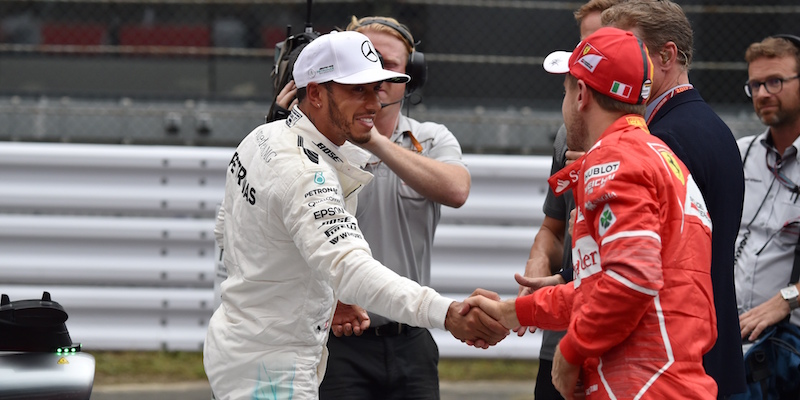 Lewis Hamilton e Sebastian Vettel al termine delle qualifiche (KAZUHIRO NOGI/AFP/Getty Images)