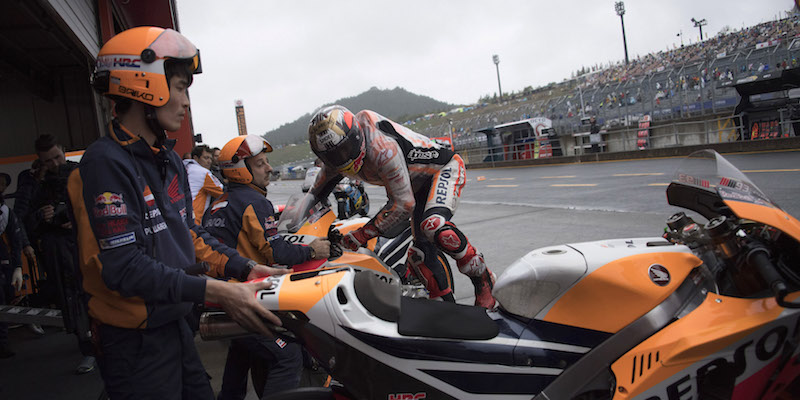 Marc Marquez cambia moto durante le qualifiche del GP del Giappone (Mirco Lazzari gp/Getty Images)