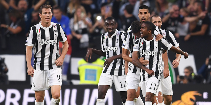 I giocatori della Juventus dopo il gol segnato da Douglas Costa contro la Lazio (MARCO BERTORELLO/AFP/Getty Images)