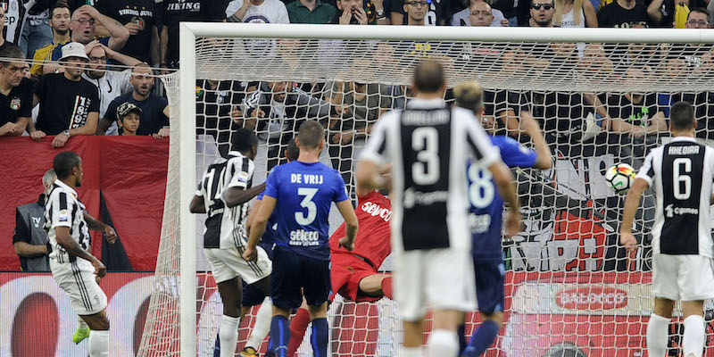 Il gol di Douglas Costa in Juventus-Lazio (Marco Rosi/Getty Images)