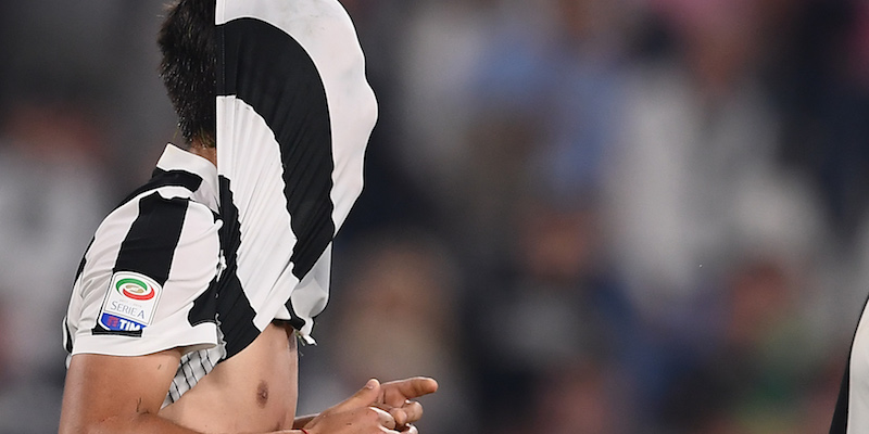 Paulo Dybala dopo aver sbagliato il rigore contro al Lazio (BERTORELLO/AFP/Getty Images)