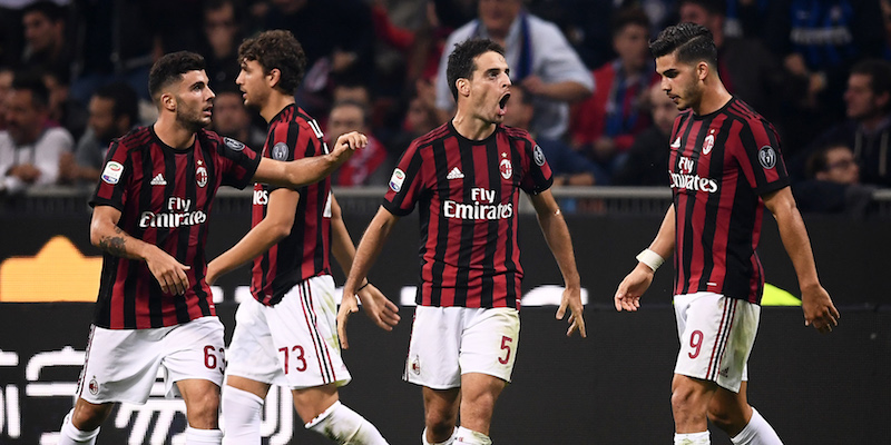 Giacomo Bonaventura esulta sotto la curva del Milan dopo il gol segnato nel derby (MARCO BERTORELLO/AFP/Getty Images)