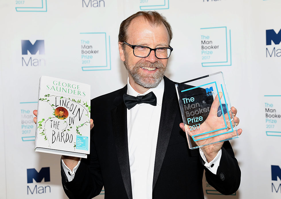 George Saunders con il Man Booker Prize. (Tim P. Whitby/Tim P. Whitby/Getty Images)