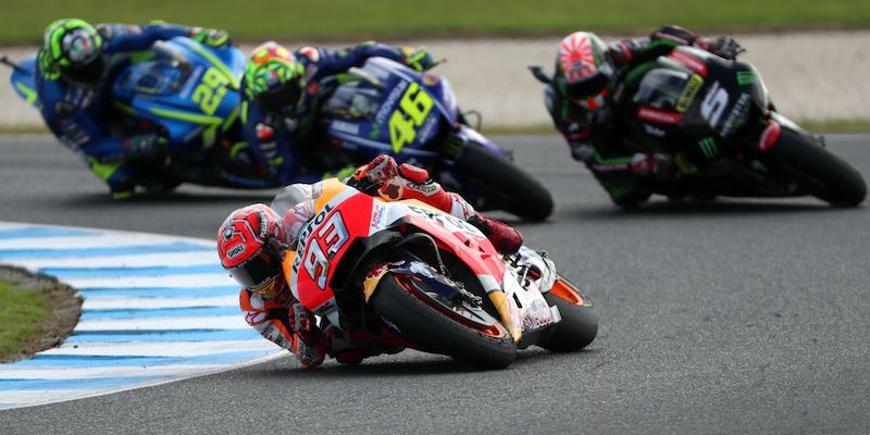 Marc Marquez durante la gara davanti a Valentino Rossi e Johann Zarco (GLENN NICHOLLS/AFP/Getty Images)