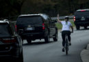 Una ciclista ha mostrato il dito medio a Trump