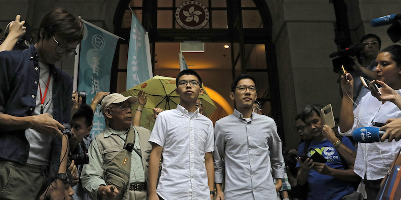 Joshua Wong, a sinistra, e Nathan Law fuori dalla corte di appello di Hong Kong, il 24 ottobre 2017
(AP Photo/Vincent Yu)