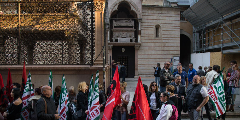 Il presidio dei lavoratori Melegatti davanti alla prefettura di Verona,
 venerdì 13 ottobre (Il Post)