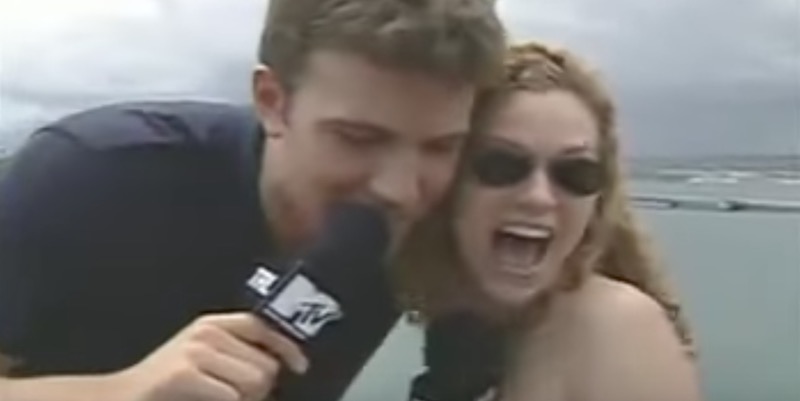 Ben Affleck e Hilarie Burton nel 2003, dopo che lui le aveva appena toccato il seno senza il suo consenso