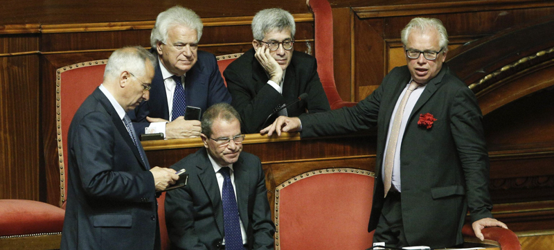 Denis Verdini con i senatori del gruppo Ala Riccardo Mazzoni (2D), Lucio Barani (D) e Antonio Scavone (2S). (ANSA/GIUSEPPE LAMI)