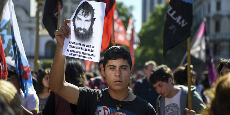 Una manifestazione di protesta per la morte di Santiago Maldonado a Buenos Aires, il 19 ottobre 2017 (EITAN ABRAMOVICH/AFP/Getty Images)